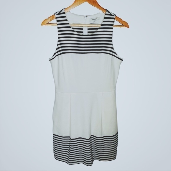 💫 MADEWELL | White Striped Black Pleated Afternoon Day Dress - Picture 5 of 8